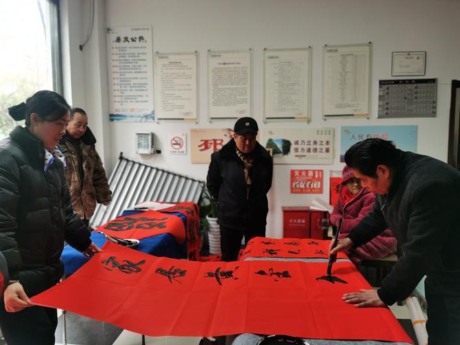 徐州市文化艺术交流协会邳州大榆树专业委员会新春送春联活动拉开帷幕